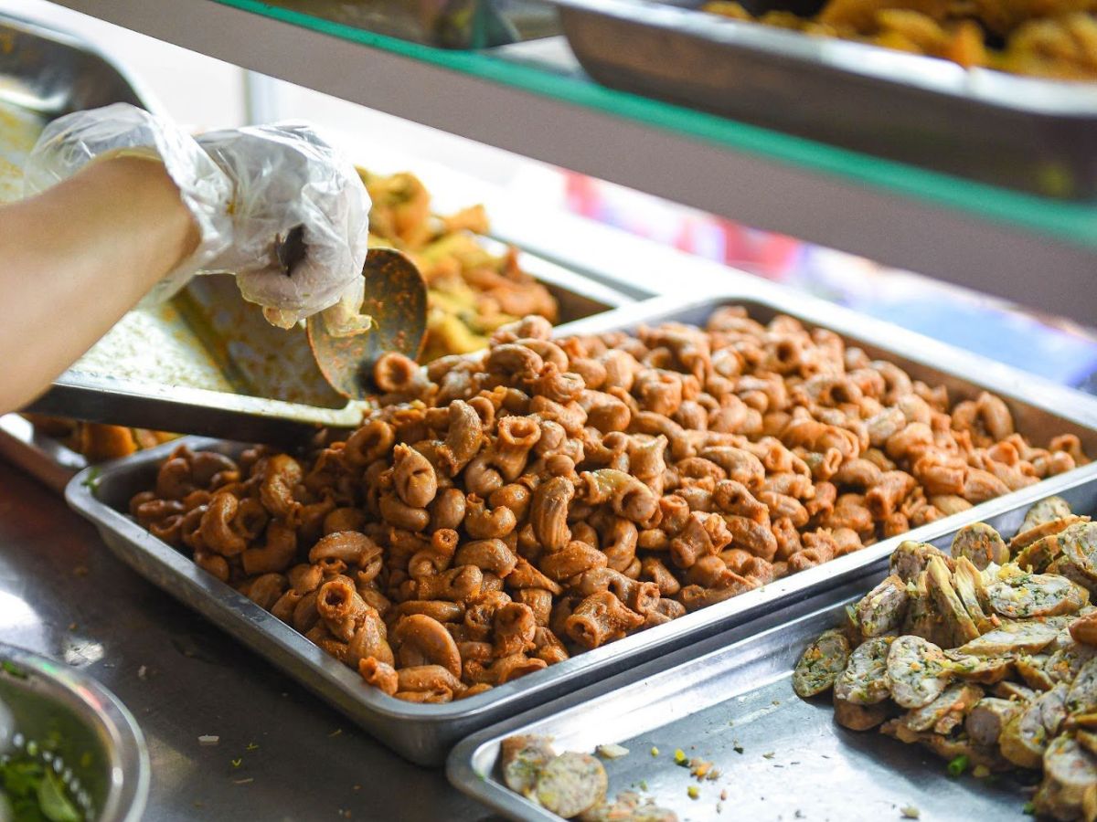 Topping đa dạng trong bát bún cá cay Hải Phòng.