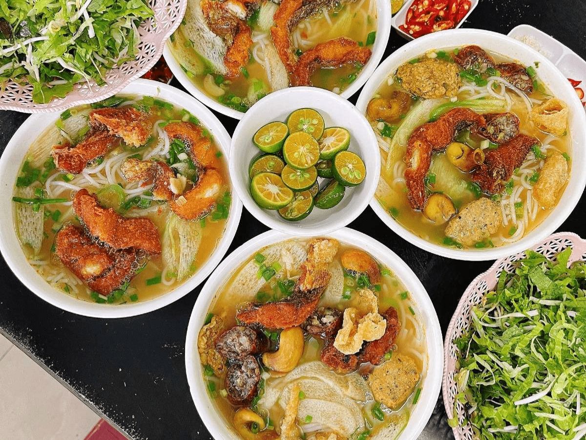 Bún cá cay Hải Phòng là biểu tượng ẩm thực của thành phố cảng.