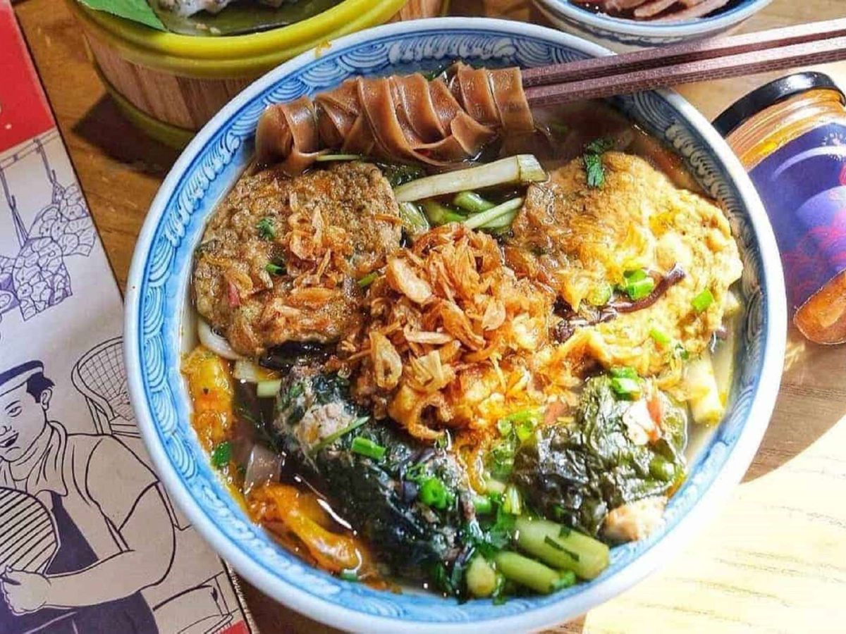 Thưởng thức đặc sản bánh đa cua Hải Phòng. 