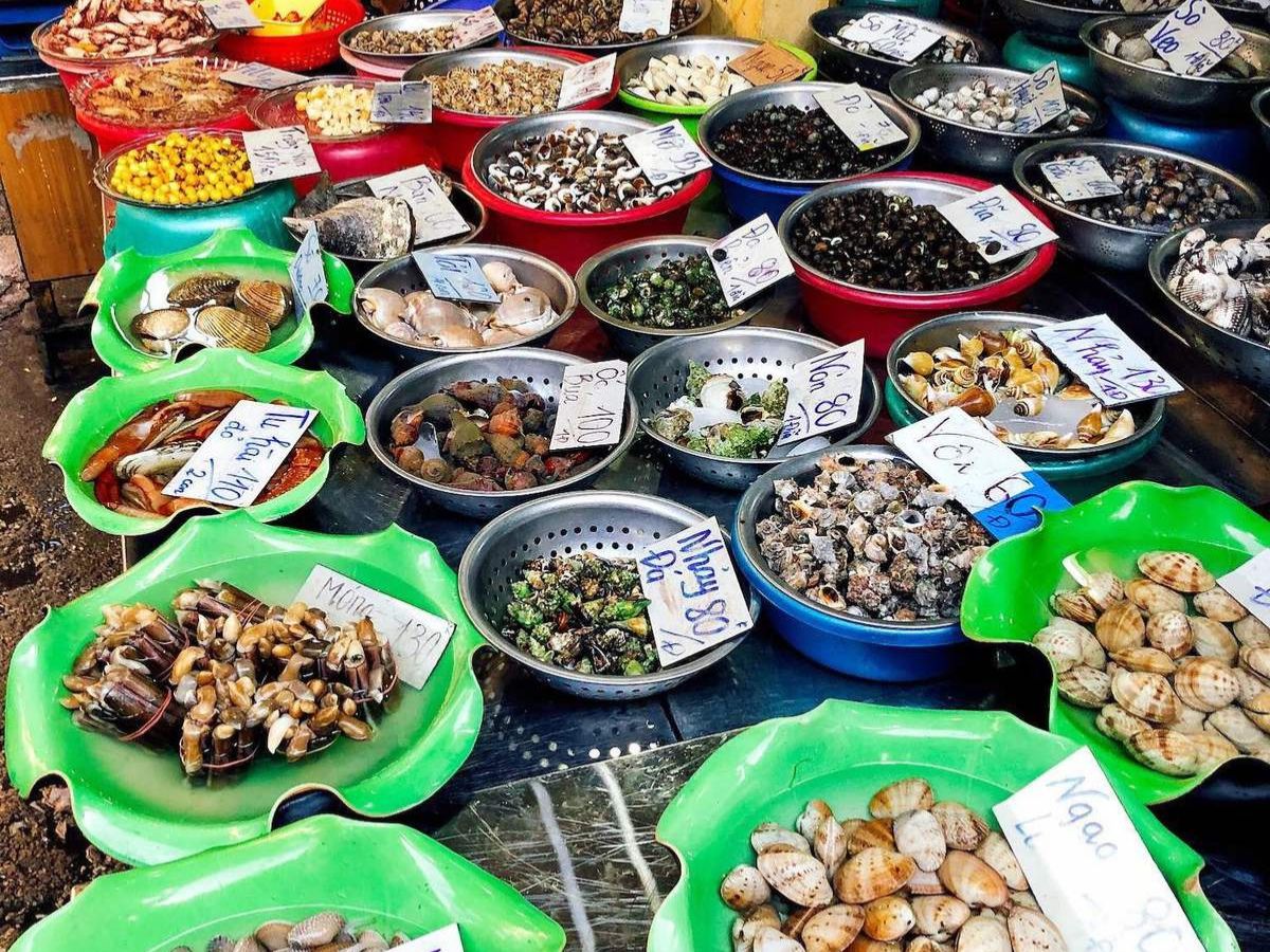 Ốc Thuỷ Dương với nhiều loại tươi ngon, chế biến tại quầy.