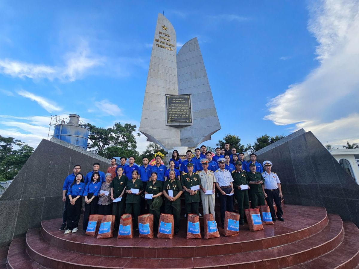 Tổ chức lễ tưởng niệm hàng năm tại bến tàu không số Hải Phòng.