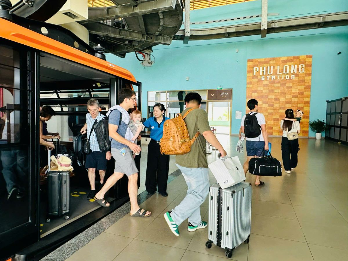 Take the Sun World cable car to explore Cat Ba Island.