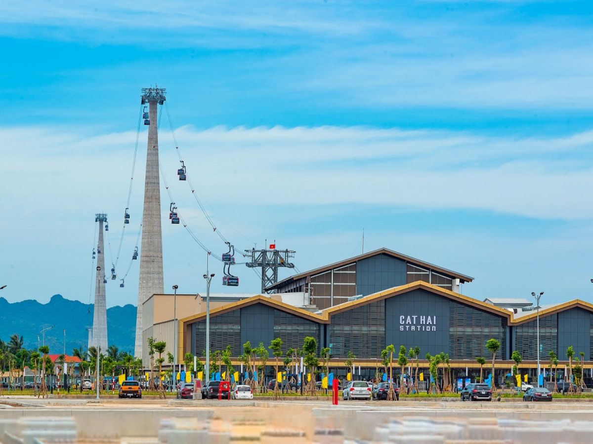 Di chuyển đến đảo Cát Bà bằng cáp treo Sun World.
