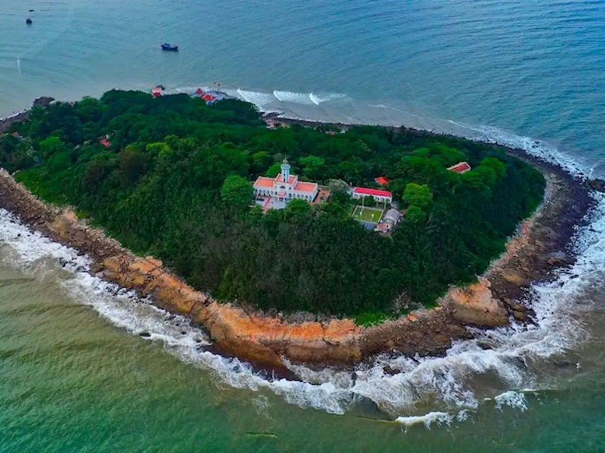 Hòn Dấu Hải Phòng mang vẻ đẹp hoang sơ.