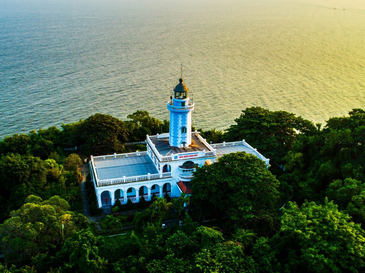 Ngọn hải đăng Hòn Dấu Hải Phòng là biểu tượng lịch sử thành phố.