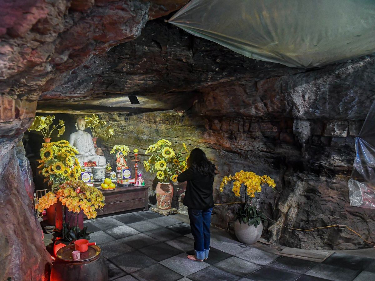 Du khách ăn mặc lịch sự khi ghé thăm các ngôi chùa.