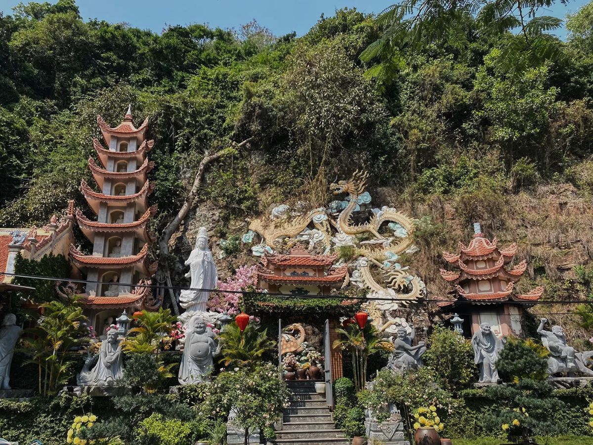 Chùa Hang Hải Phòng là ngôi chùa cổ với kiến trúc độc đáo. 