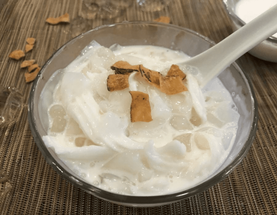 Chè dừa dầm ngon hơn dùng với đá lạnh vắc dừa sấy khô. Chè dừa dầm ngon hơn dùng với đá lạnh vắc dừa sấy khô.