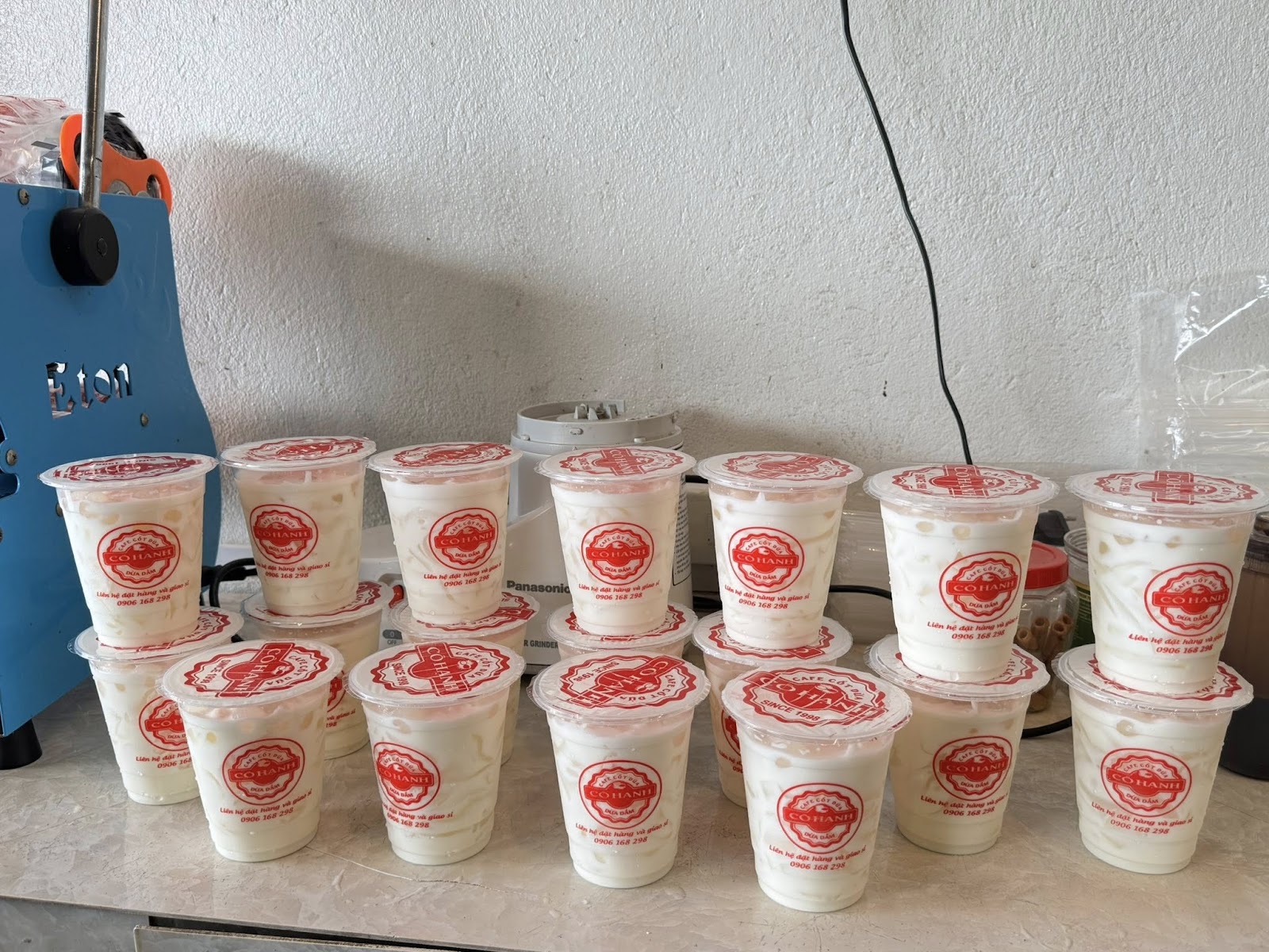 Các cửa hàng đều có dịch vụ đóng gói và giữ lạnh để du khách có thể bảo quản dưa dầm khi đi xa. Các cửa hàng đều có dịch vụ đóng gói và giữ lạnh để du khách có thể bảo quản dưa dầm khi đi xa.