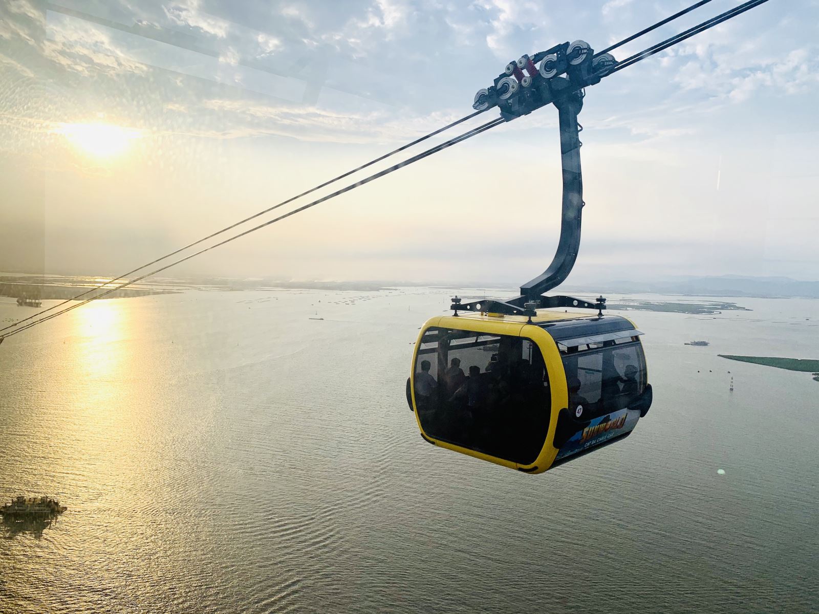 Du khách có thể chiêm ngưỡng biển bao la từ cáp treo. Du khách có thể chiêm ngưỡng biển bao la từ cáp treo.