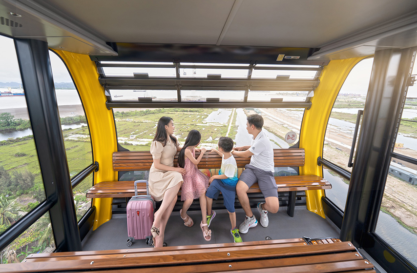 Từ cáp treo du khách có thể ngắm toàn cảnh đảo Cát Bà. Từ cáp treo du khách có thể ngắm toàn cảnh đảo Cát Bà.