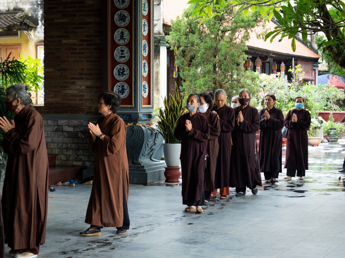 Các phật tử thực hiện nghi lễ tại chùa. Các phật tử thực hiện nghi lễ tại chùa.