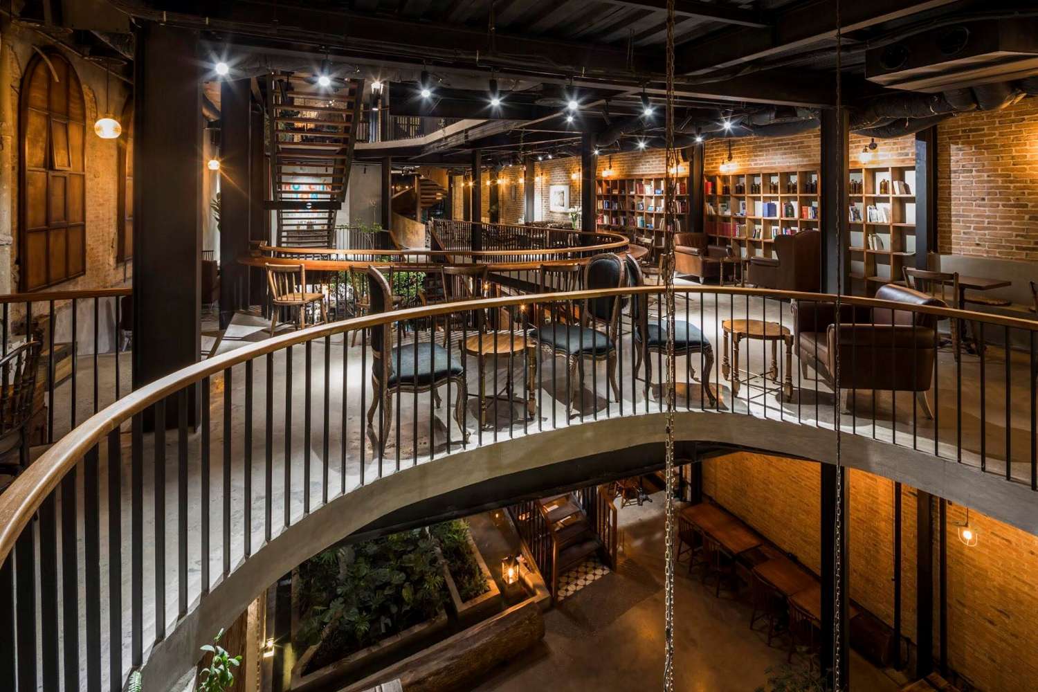 Du khách có thể ngồi thư giãn trong quán cà phê và ngắm phố cổ. Du khách có thể ngồi thư giãn trong quán cà phê và ngắm phố cổ.