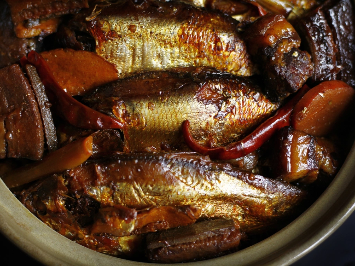 Cá mòi kho chuối tạo độ bùi dẻo. 