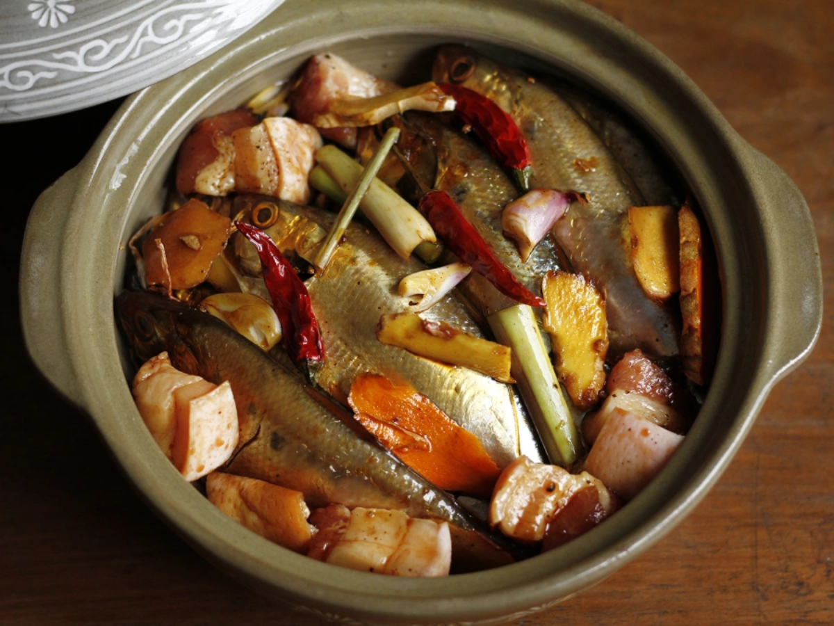 Các nguyên liệu giúp khử tanh mùi cá mòi. 