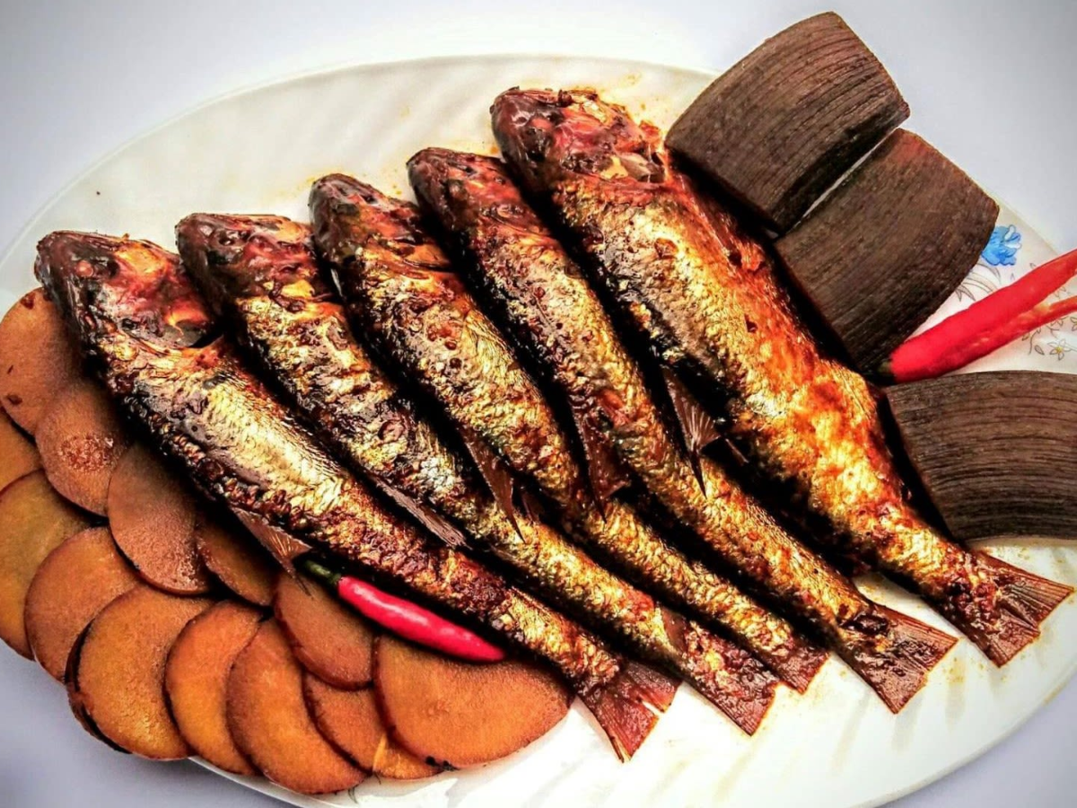 Cá mòi kho trở thành đặc sản vùng biển xứ Cảng. 