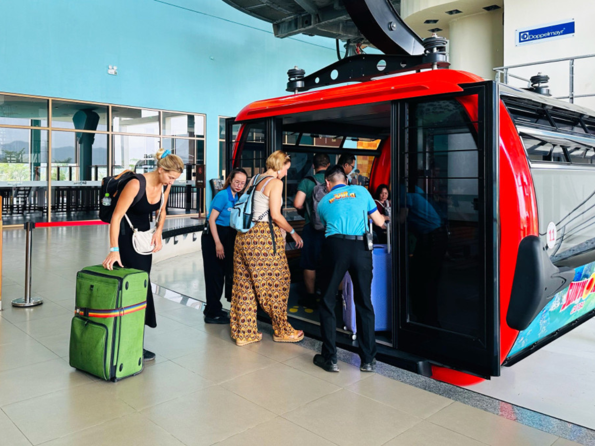 Du khách thích thú trải nghiệm cáp treo Sun World Cat Ba.