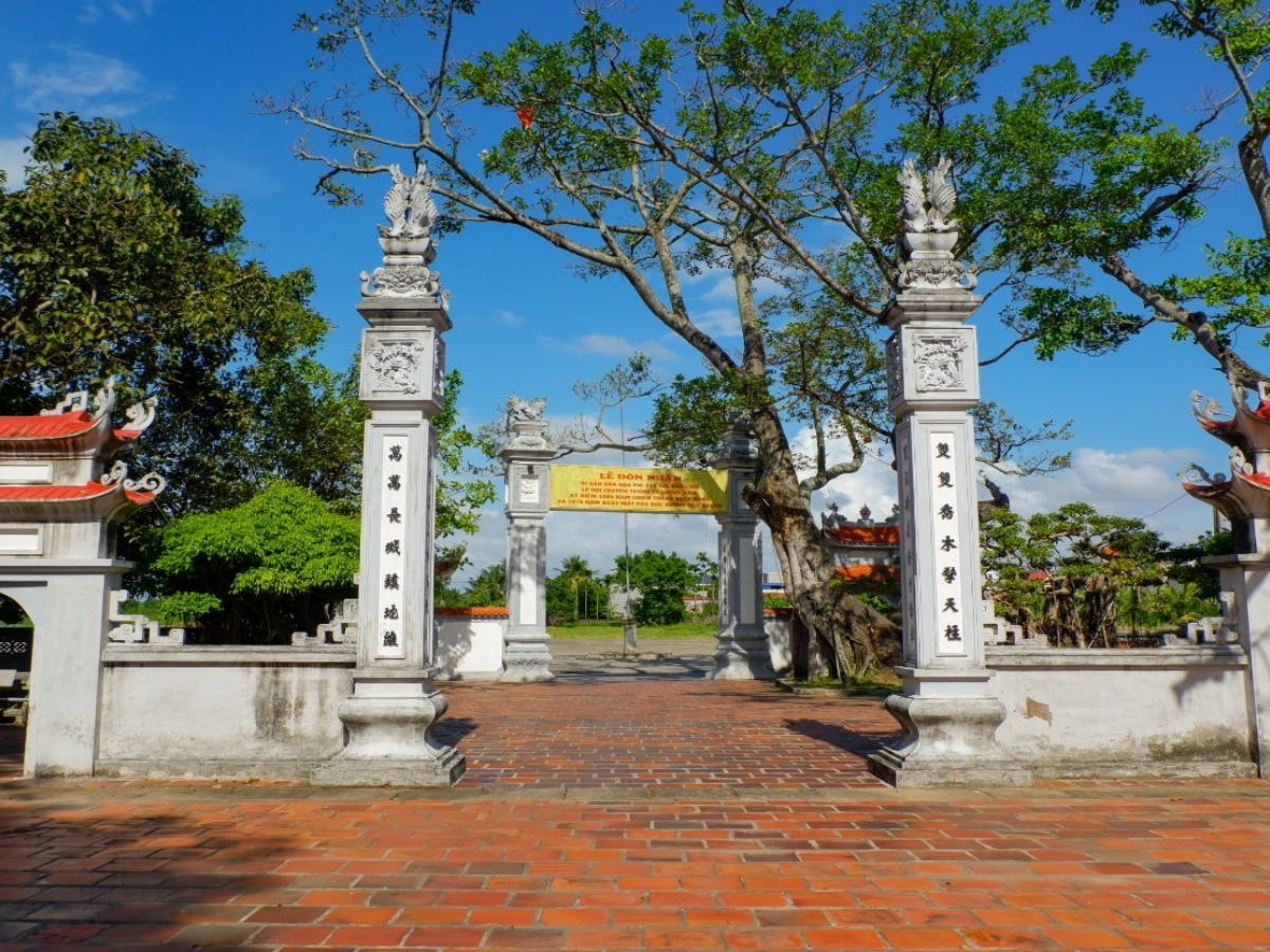 Cổng vào tại cụm di tích Lương Xâm.