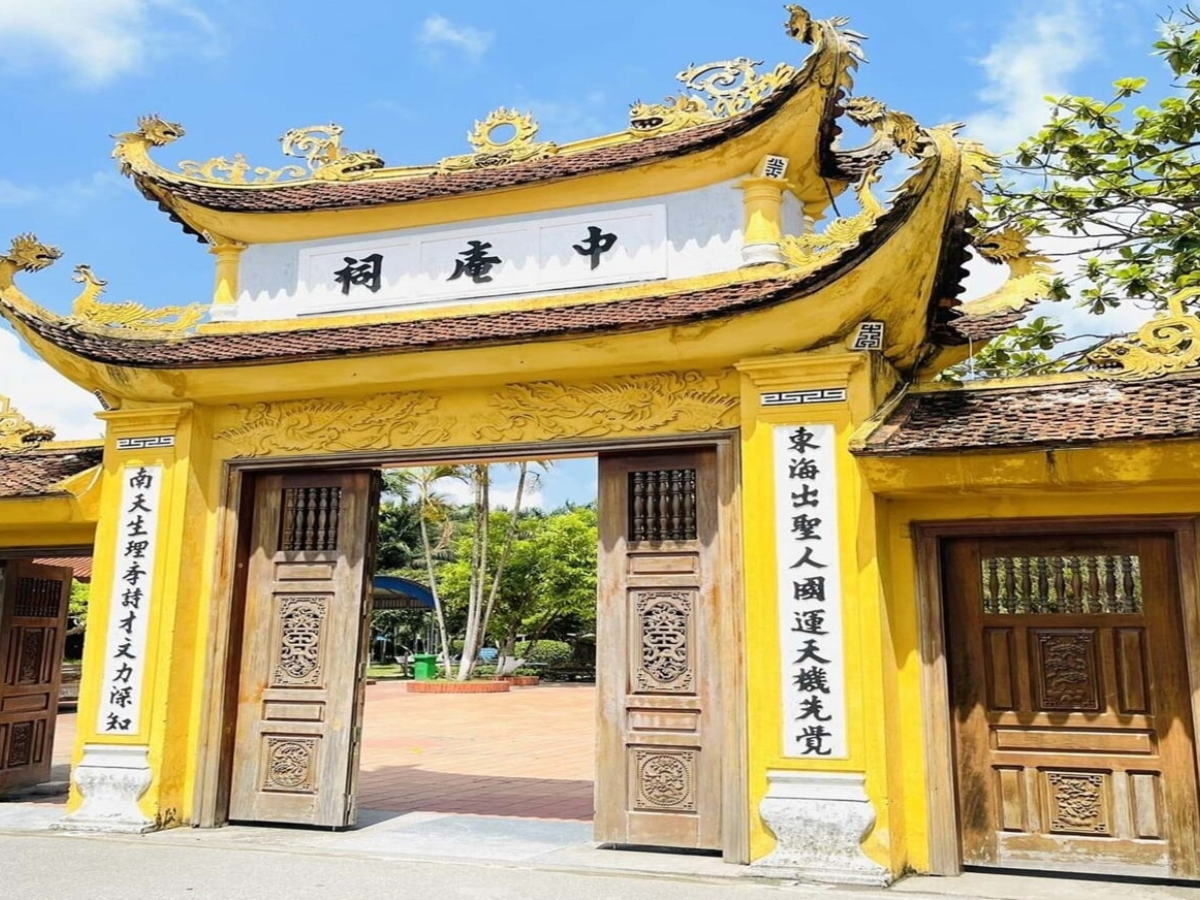 Đền thờ Nguyễn Bỉnh Khiêm rực rỡ với thiết kế màu vàng nổi bật. 