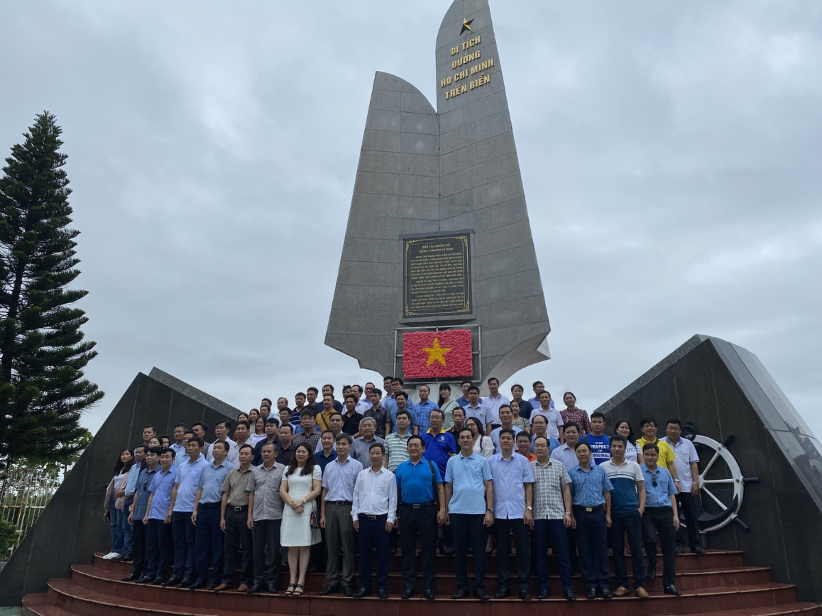 Du khách check-in tại Bến tàu không số K15.