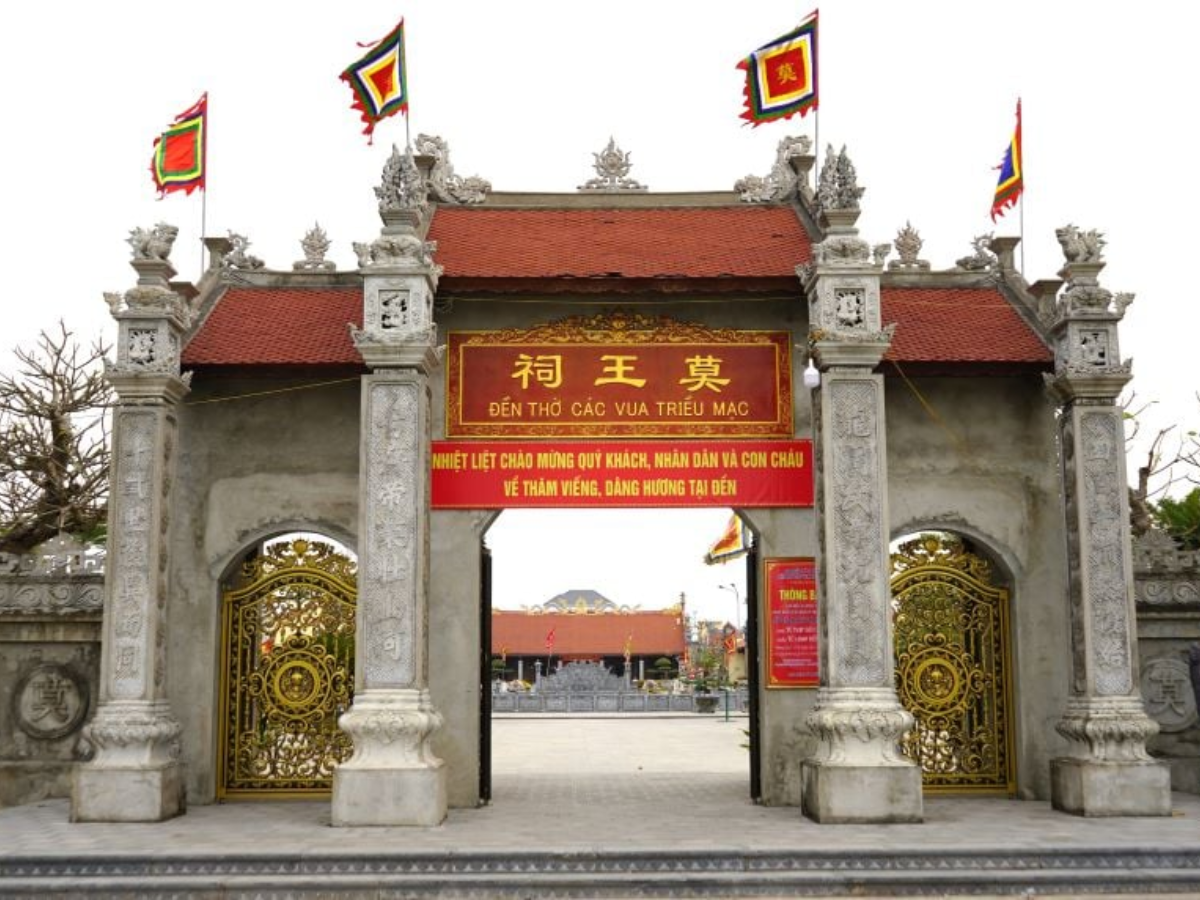 Cổng vào quần thể di tích nhà Mạc ở Dương Kinh. 