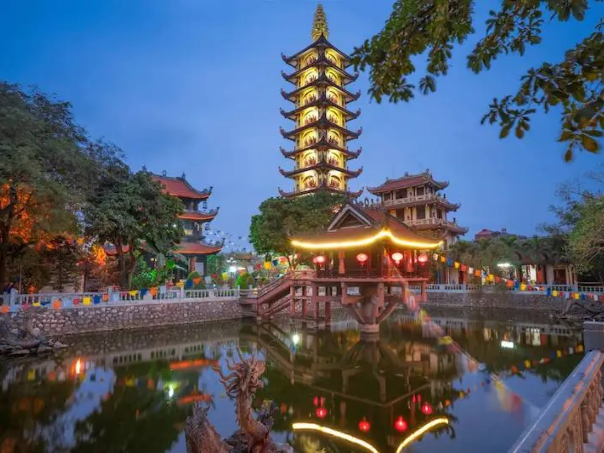 Đền Nghè lung linh về đêm. 