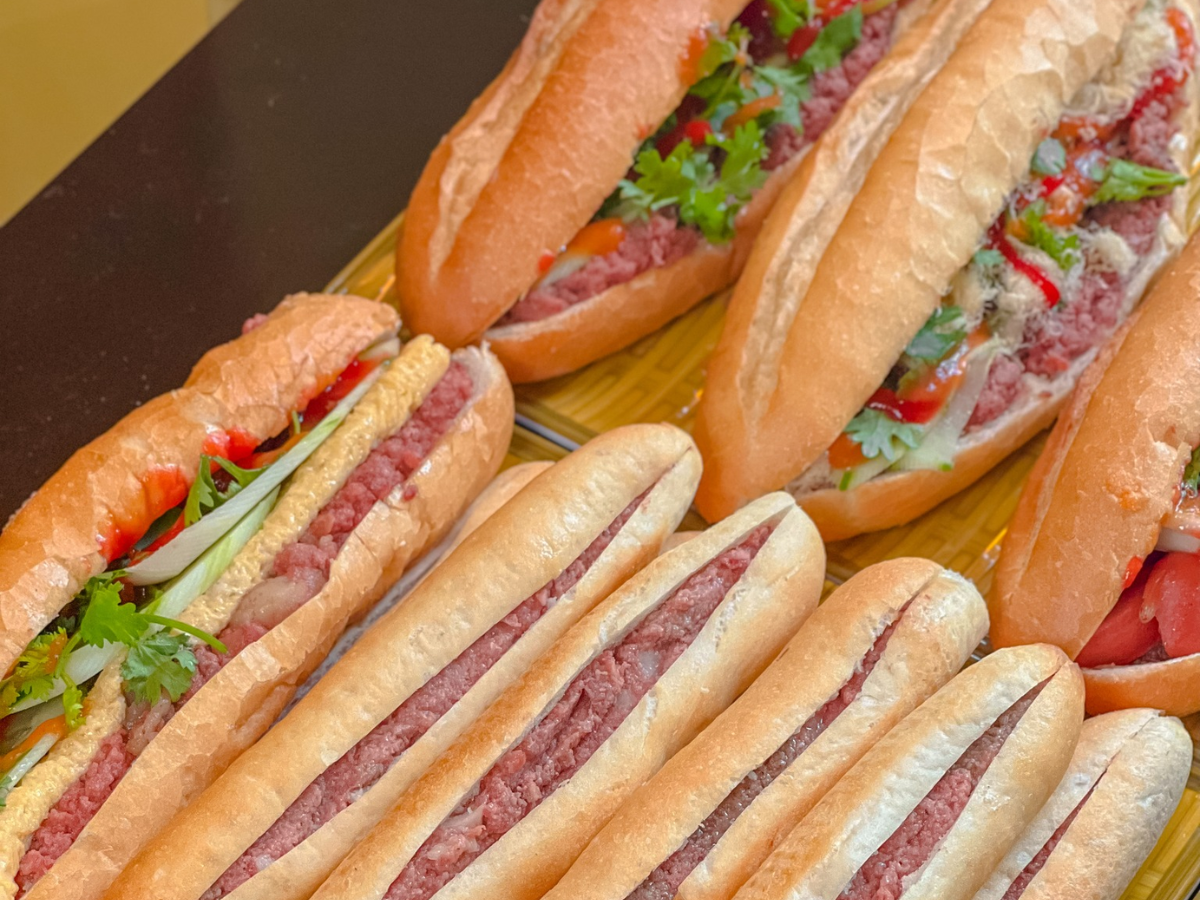 Bánh mì que ngập pate thơm ngon.