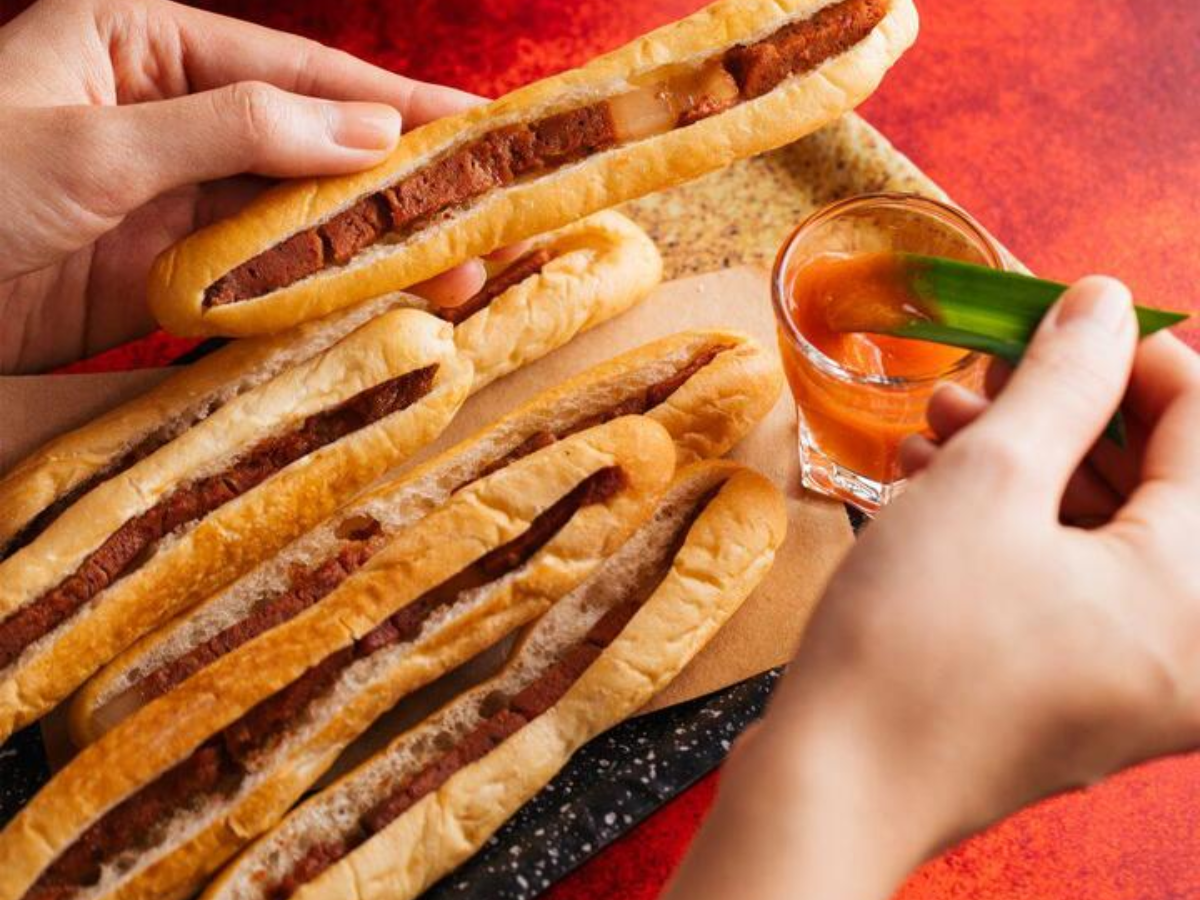 Nước chấm chí chương ăn cùng bánh mì que