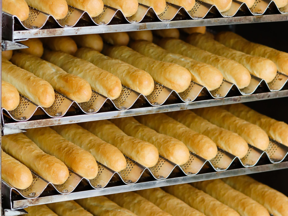 Vỏ bánh mì que có màu vàng đẹp mắt.