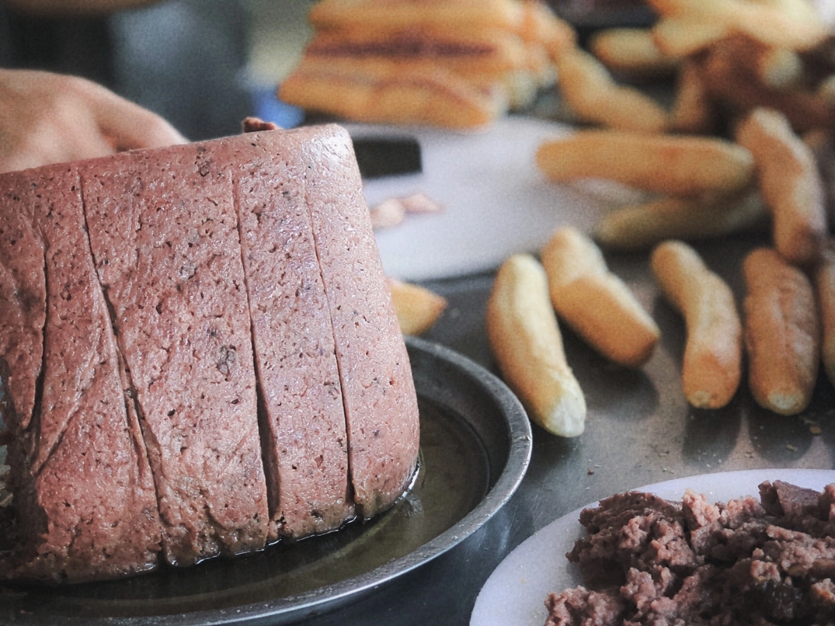 Nhân pate ngon béo thơm, đặc trưng của bánh mì que Hải Phòng.