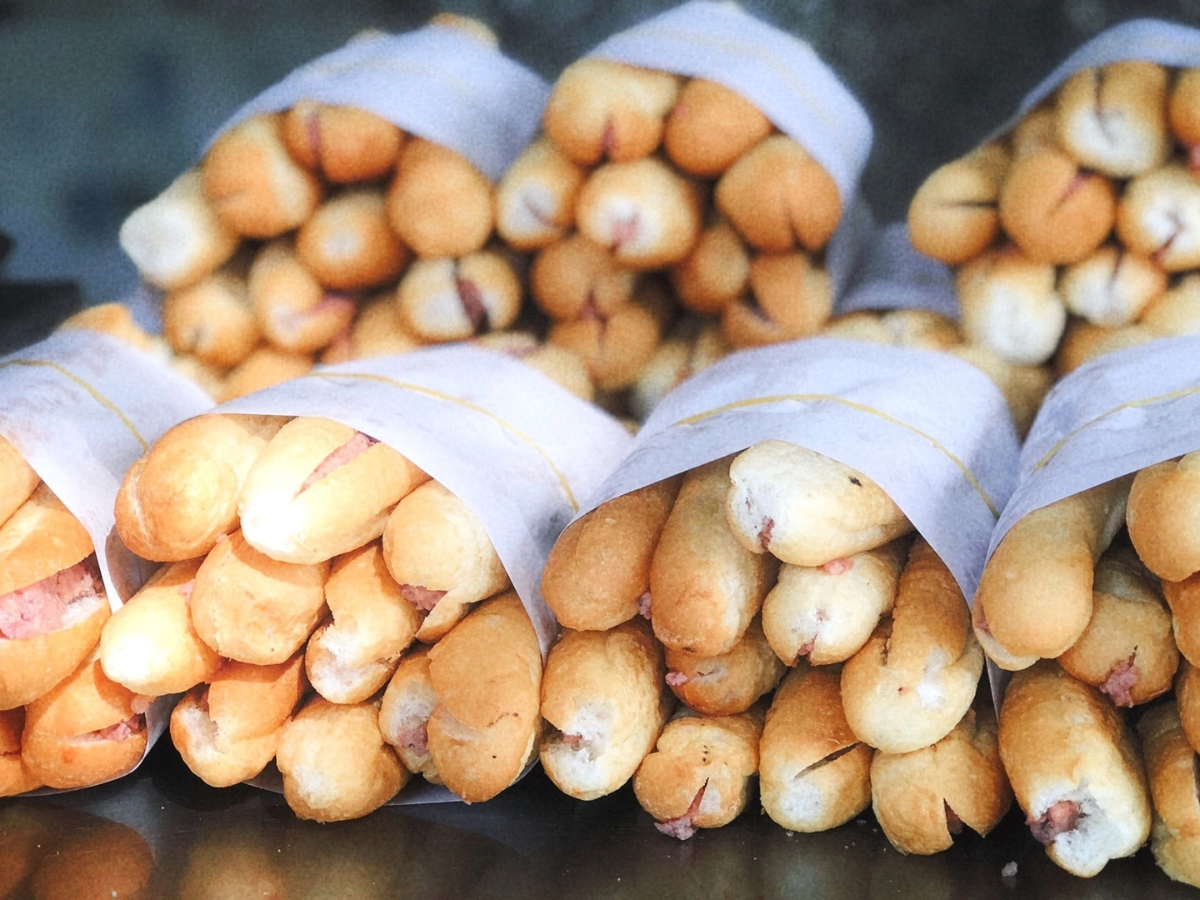 Bánh mì que trở thành đặc sản phố Cảng. 