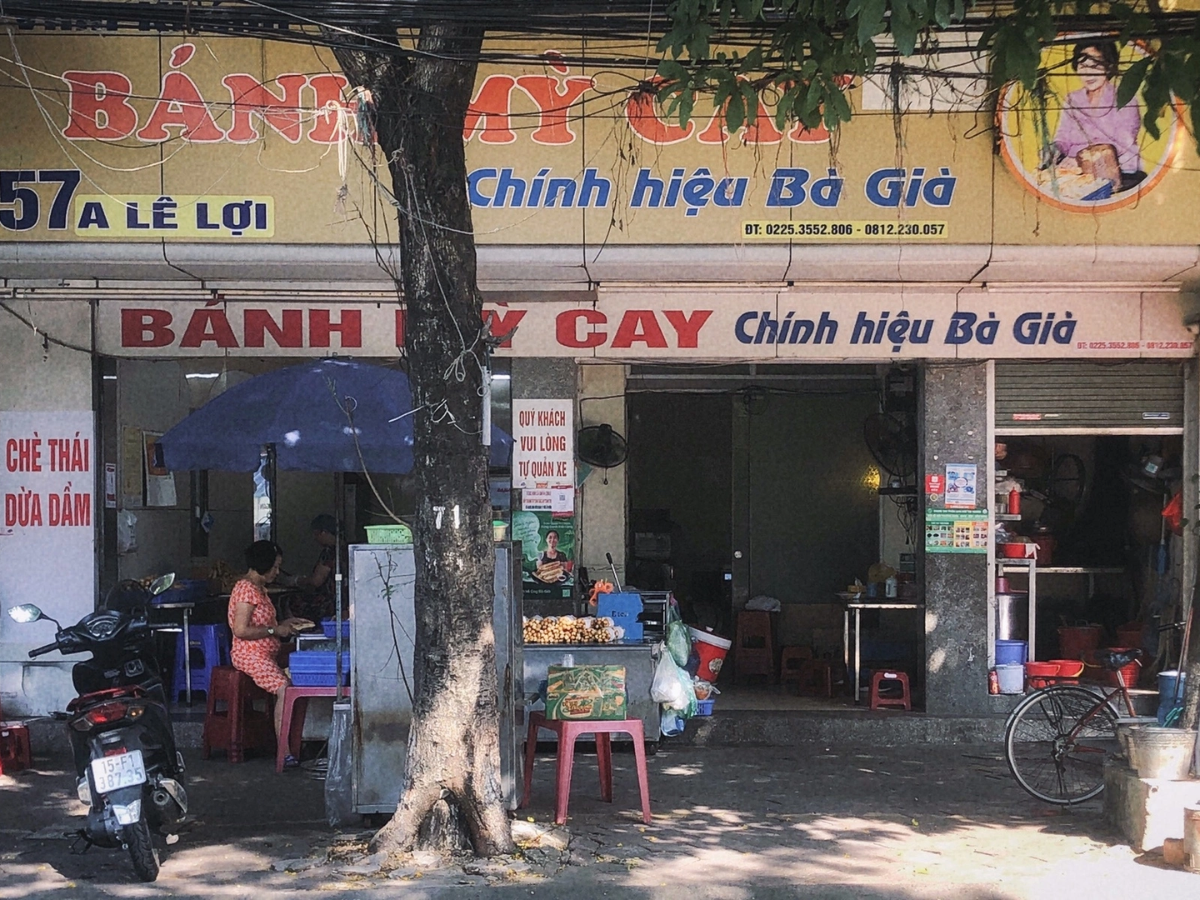 Tiệm bánh mì que Bà Gia nổi tiếng