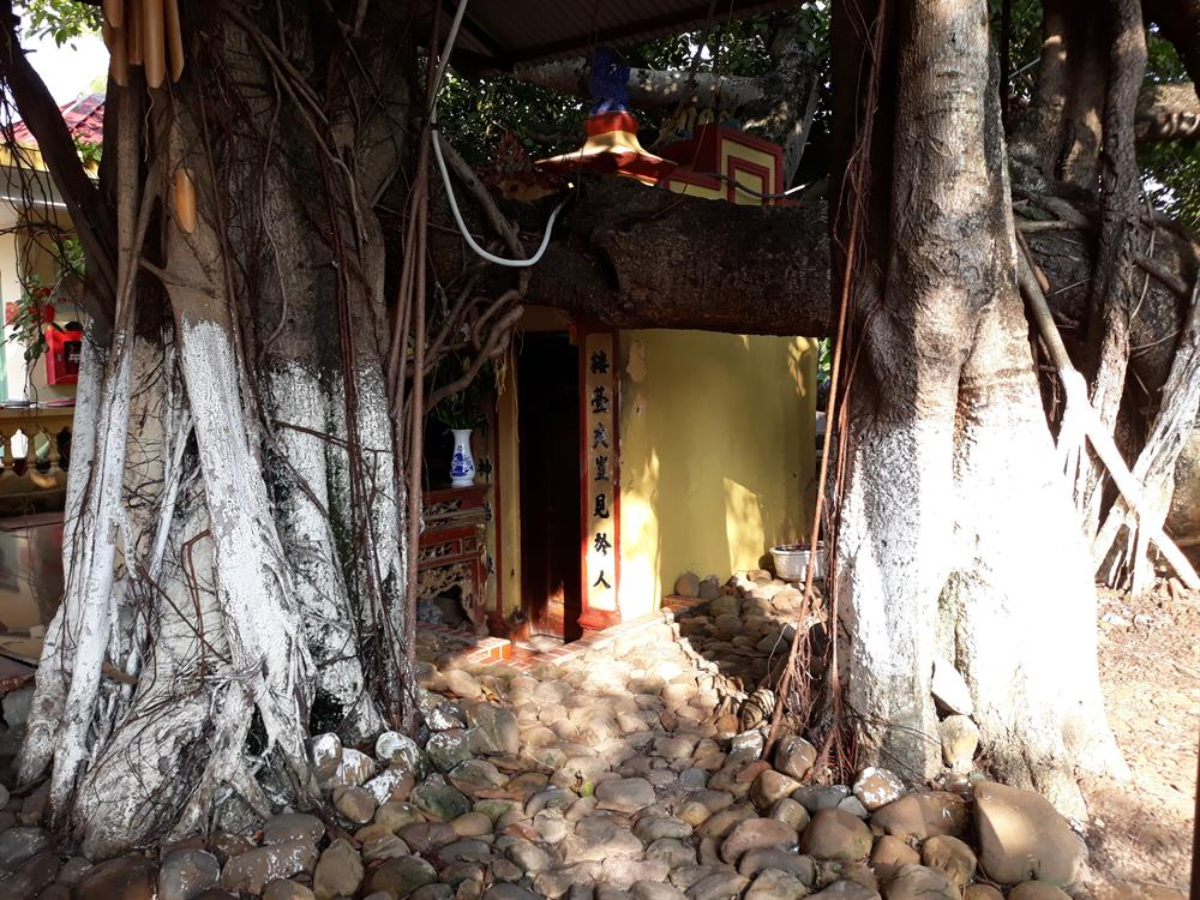 Đền thờ được viết bằng các ký tự Hán nổi bật.