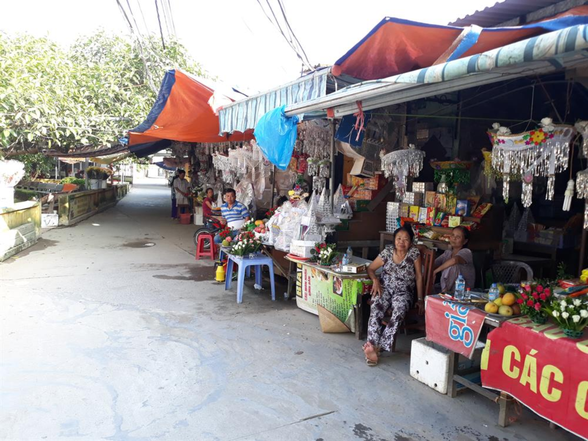 Các hàng hóa tâm linh phục vụ du khách tới hành hương. 