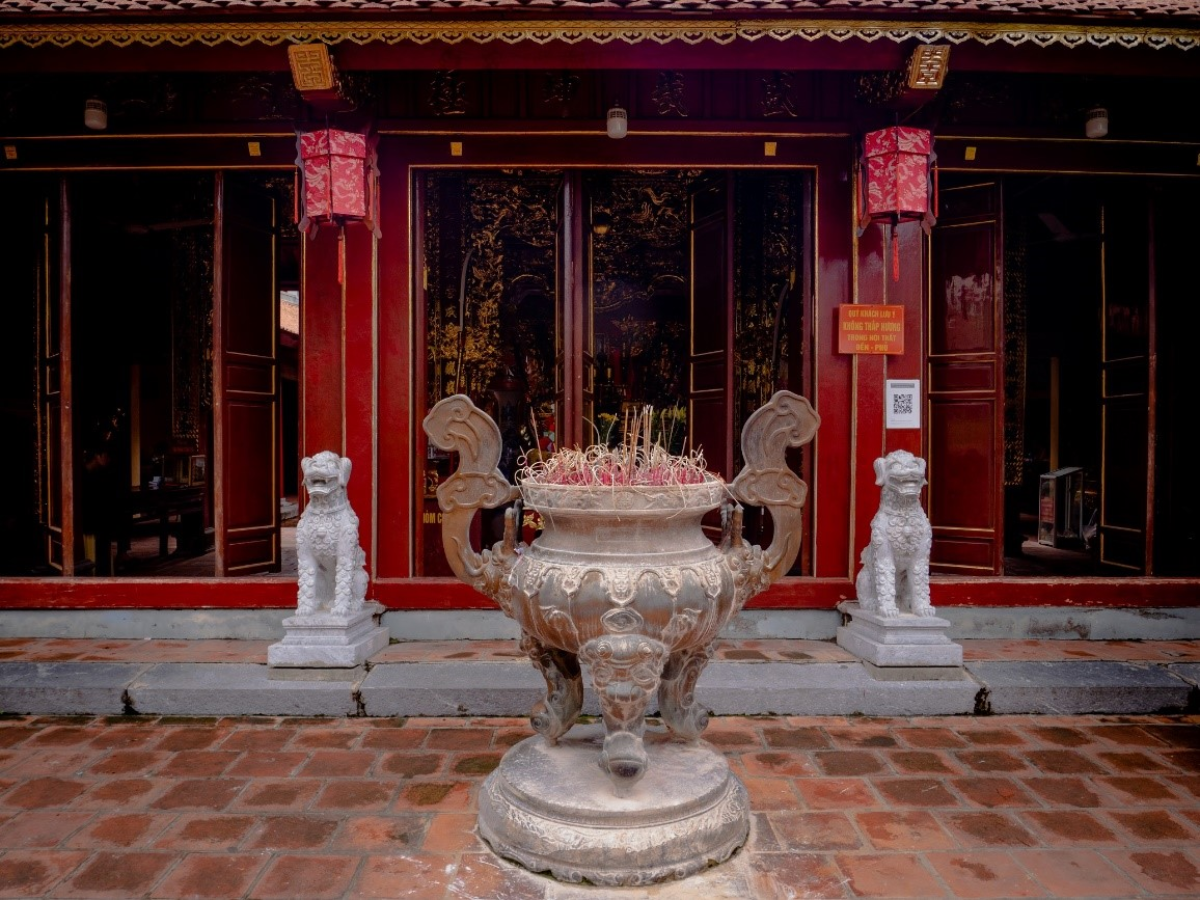 Lư hương đồng lớn được đặt giữa sân