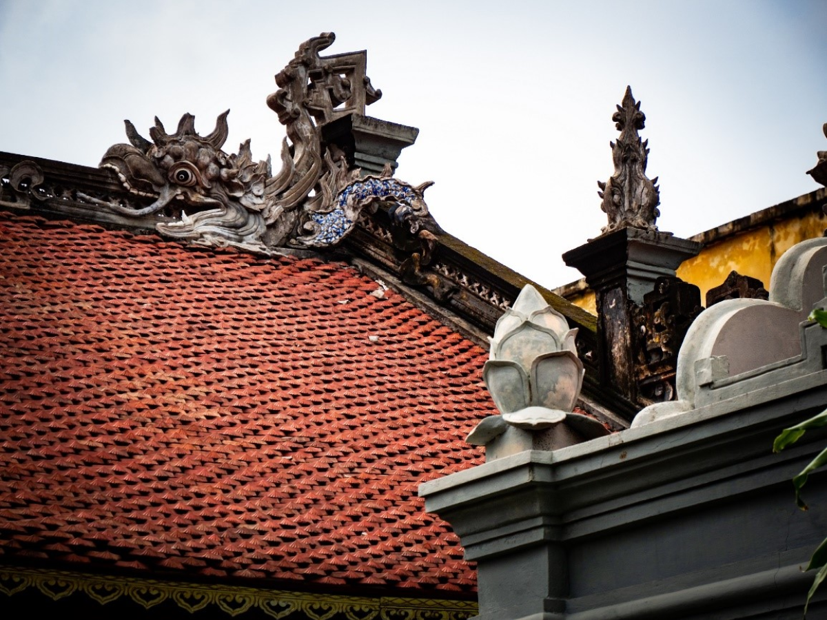 Các linh vật đều hướng về trung tâm trong tư thế chuyển động. 