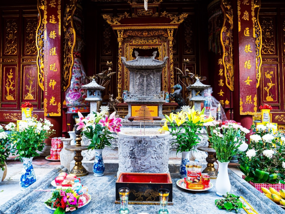 Bàn thờ nữ tướng Lê Chân.