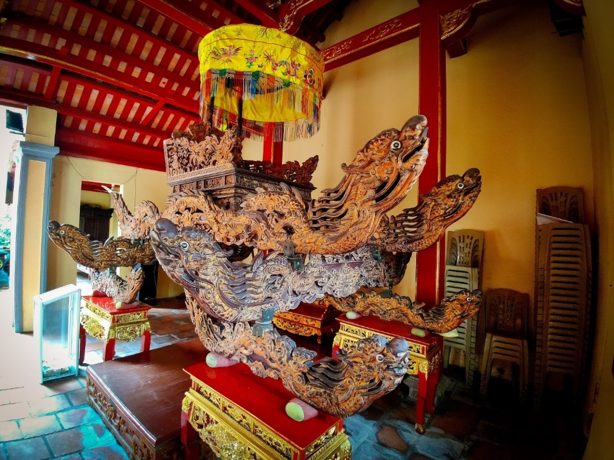 Kiệu Bát Cổng được điêu khắc tỉ mỉ. 