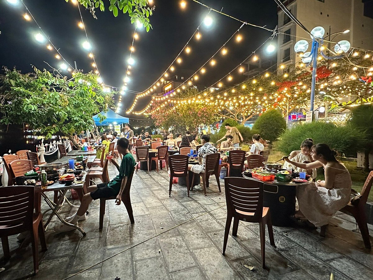 Không gian mở thoáng mát tại Ốc Ba Tàu