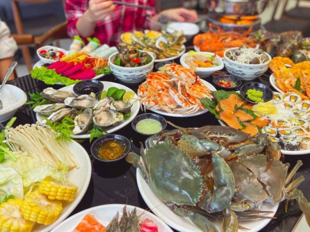 Hải sản tươi ngon phục vụ tận bàn cho du khách. 