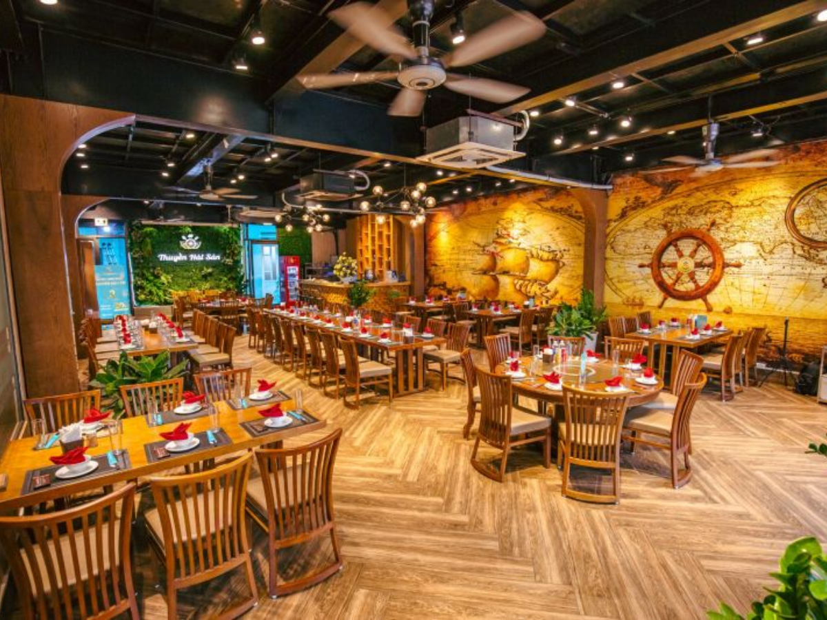 Không gian ấm cúng bên trong quán Thuyền Hải Sản