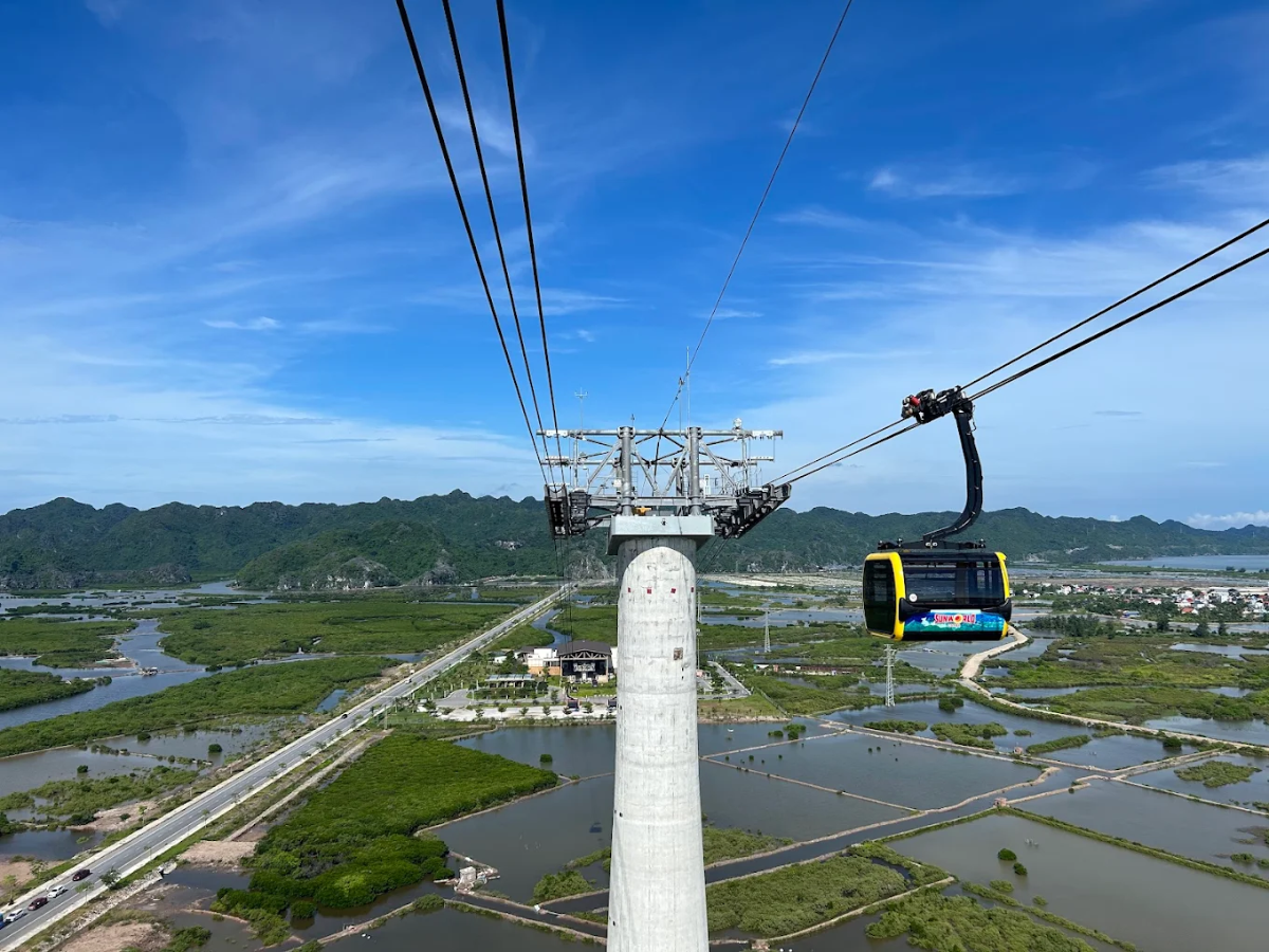 Góc nhìn từ trên cao khi trải nghiệm cáp treo Sun World Cat Ba. 