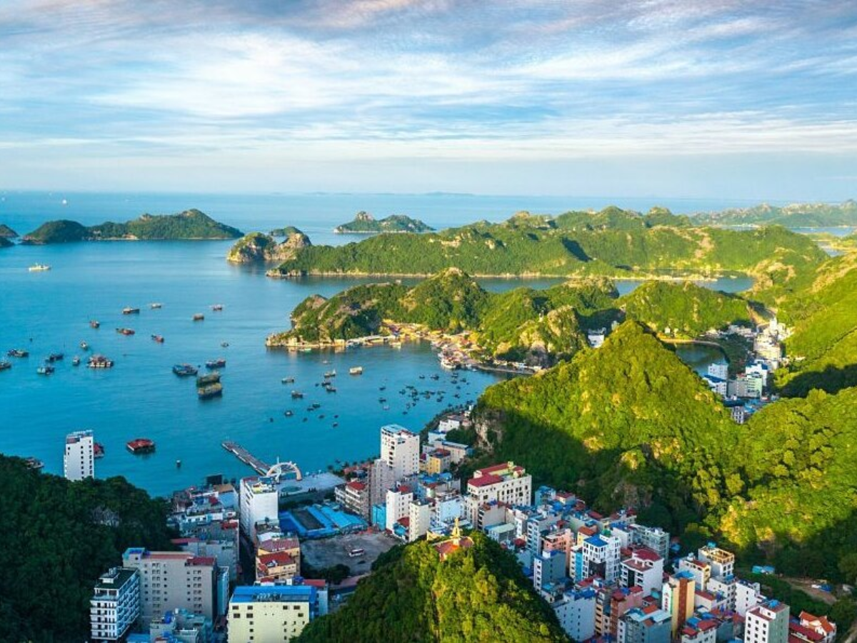 Đảo Cát Bà hùng vĩ với các đảo nhỏ.