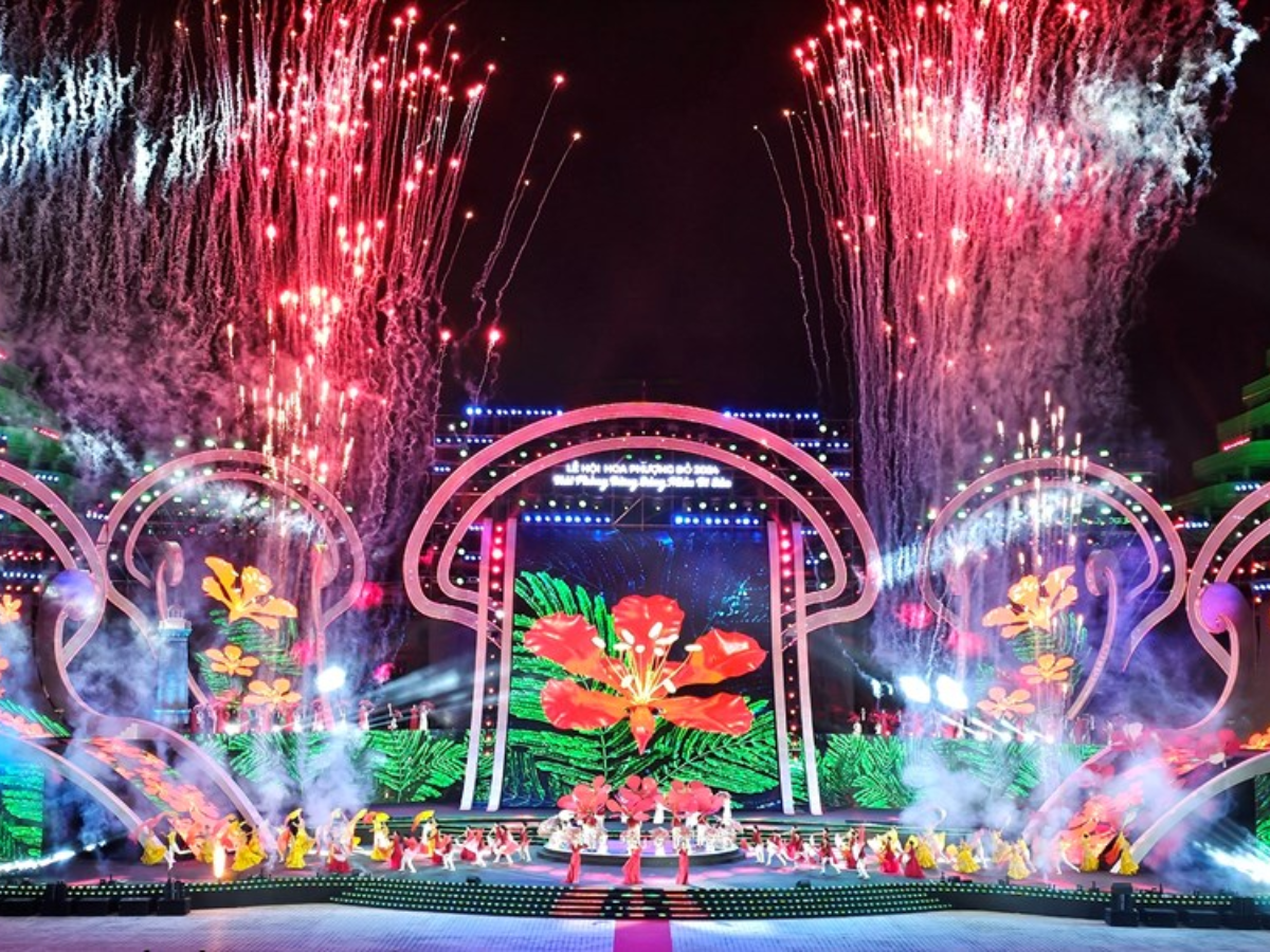 Lễ hội Hoa Phượng đỏ được tổ chức hằng năm.