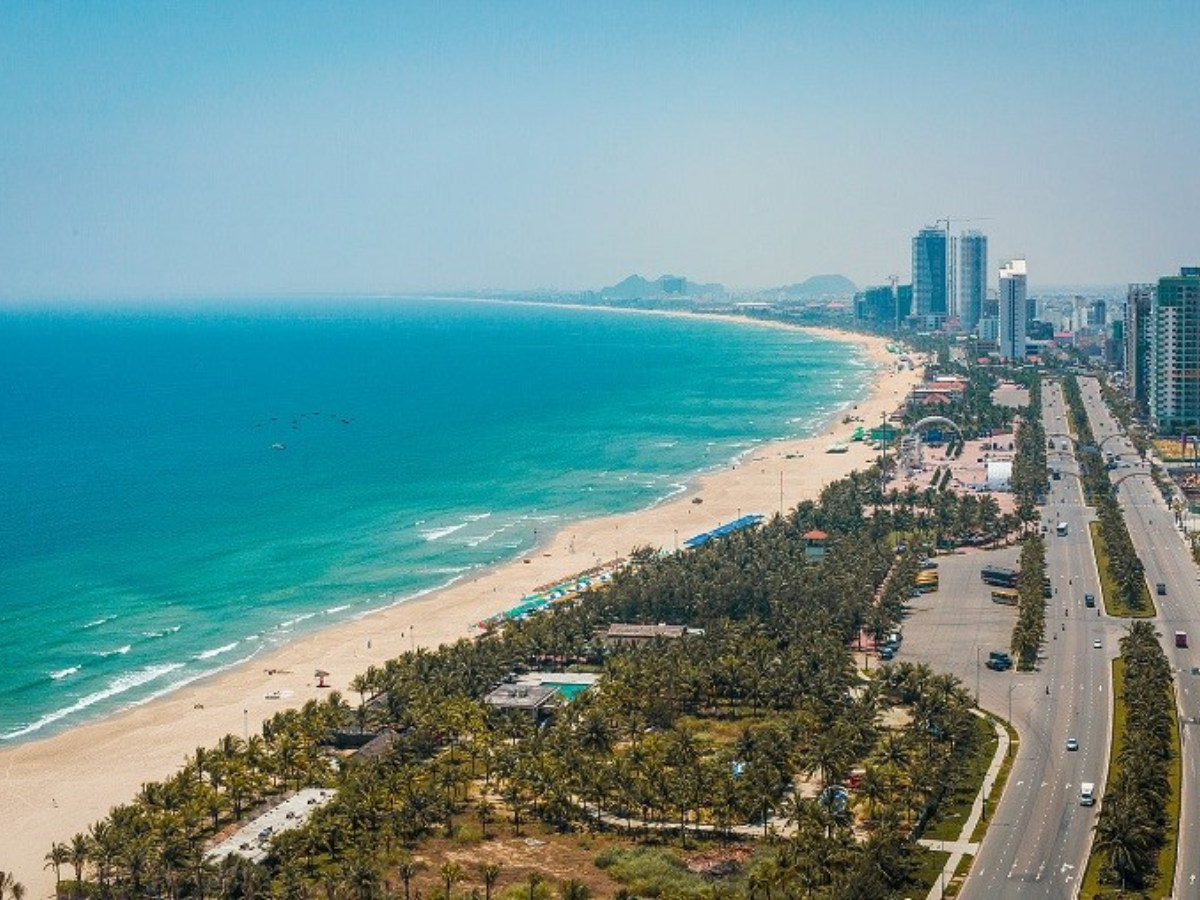 Biển Hải Phòng trong xanh cùng dải cát trắng.