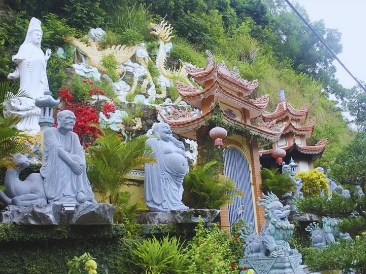 Tượng Quan Âm lớn đứng trên núi đá. Tượng Quan Âm lớn đứng trên núi đá.