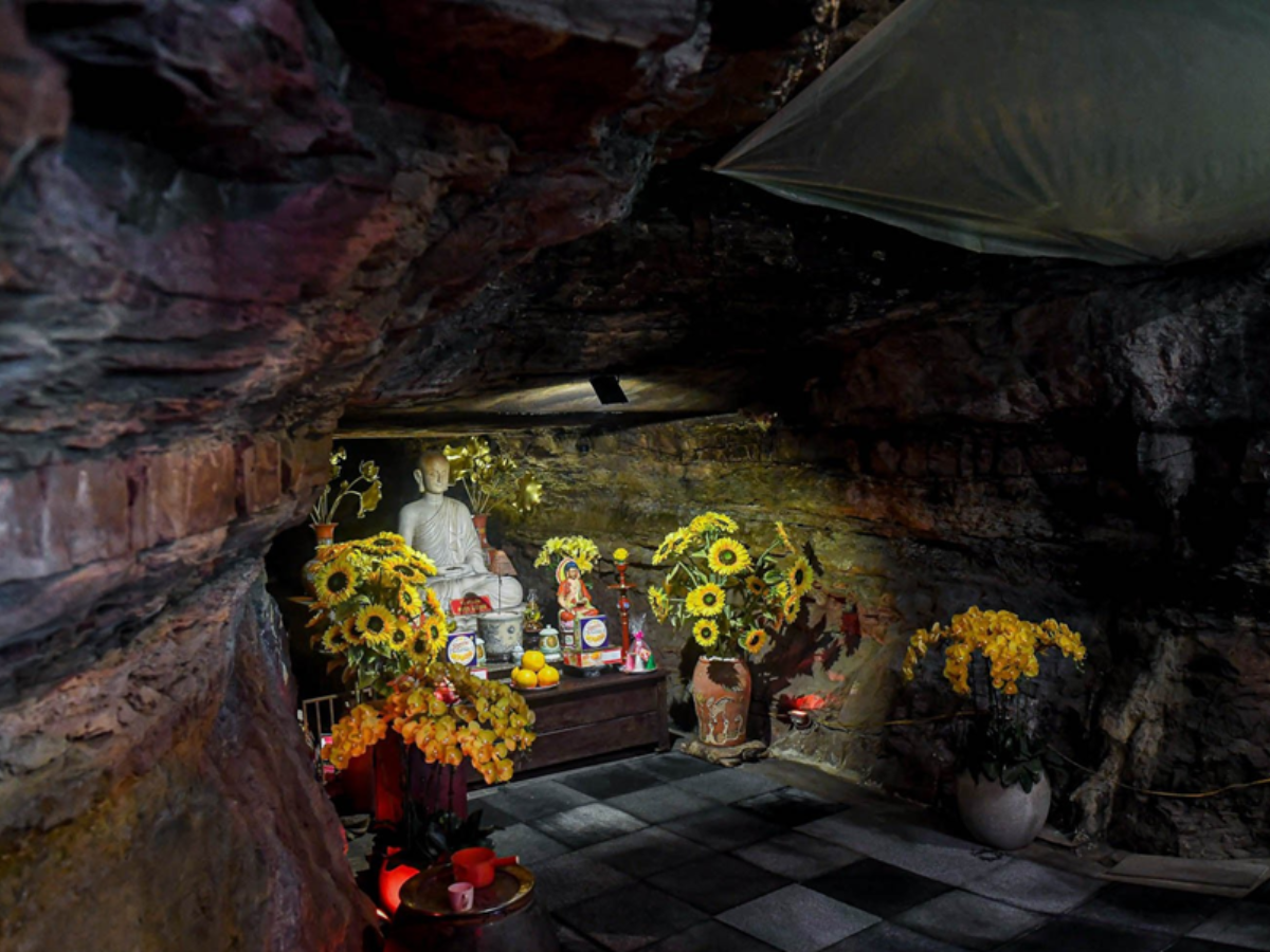 Nơi thờ tự bên trong hang. ( Nơi thờ tự bên trong hang.