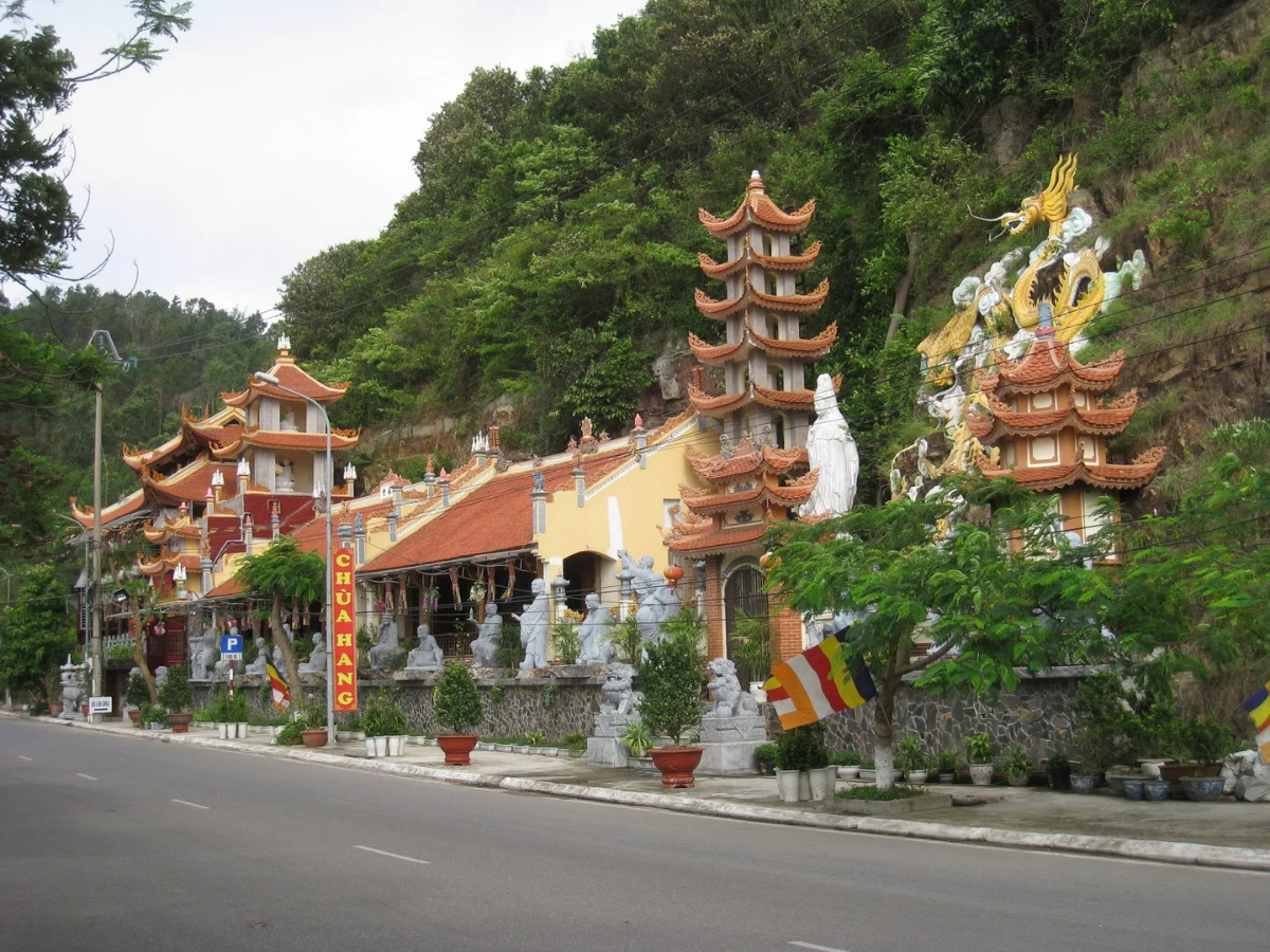 Đường đến Chùa Hang được xây dựng thuận tiện cho du khách. Đường đến Chùa Hang được xây dựng thuận tiện cho du khách.