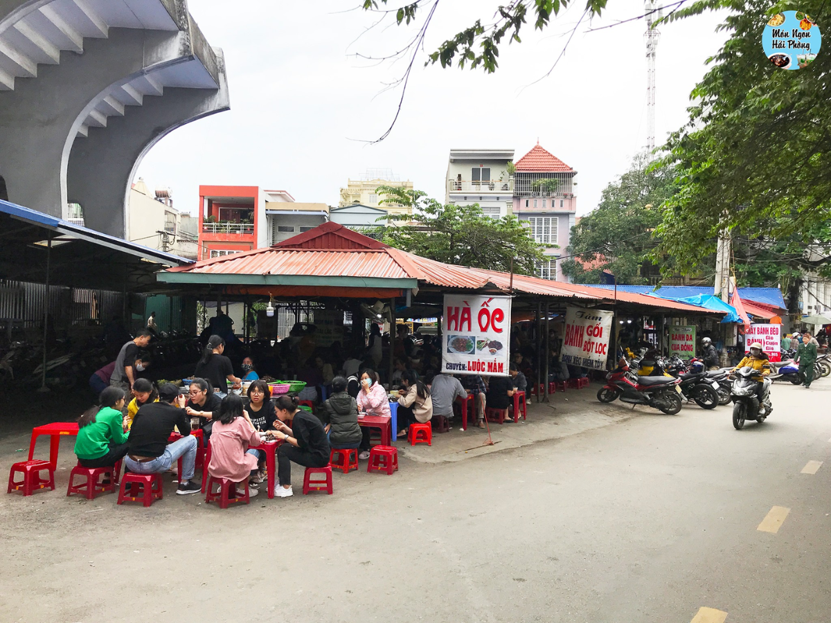 Các quán vỉa hè ngay cổng chợ Chu Văn An. Các quán vỉa hè ngay cổng chợ Chu Văn An.