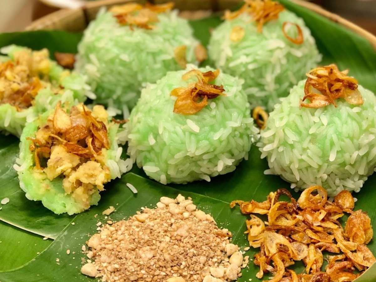 Xôi khúc với màu xanh bắt mắt làm từ lá dứa. Xôi khúc với màu xanh bắt mắt làm từ lá dứa.